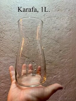 Karafy, skleničky na vodu, víno, šampaňské