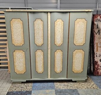 Šatní skříň masiv