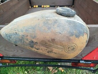 Nádrž čz 150 C nepomlácená vč. bakelit víčko a sítko