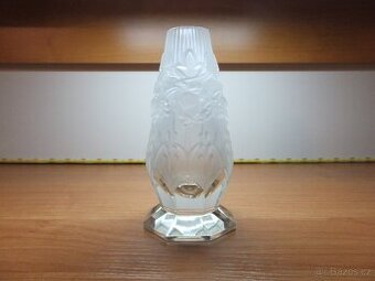 Zajímavá hraněná broušená masivní váza, váha 487 g.