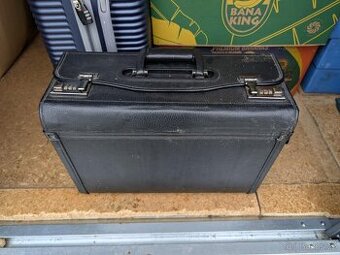 Starý diplomatický kufřík s číselným zámkem