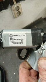 Motorek zadní stěrač