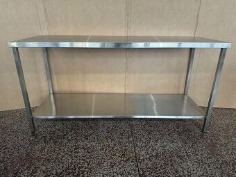 Nerezový stůl do prostoru s policí