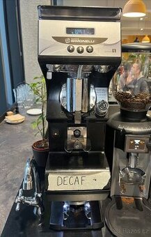 Mlýnek Nuova Simonelli Mythos a Puqpress M2