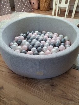 Bazének s míčky