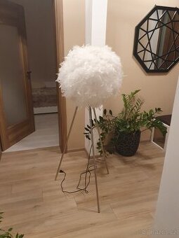 Stojaci lampa z peří