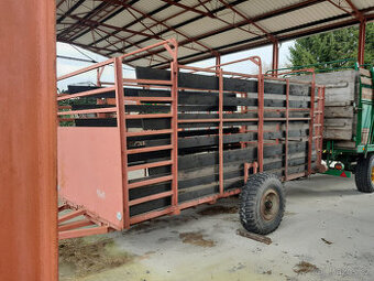 Přívěs přepravník zvířat