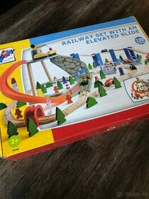 Vláčkodraha wody se skluzovkou a jeřábem