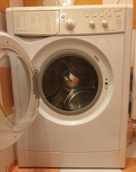 Úzká pračka Indesit