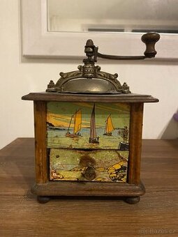 Starožitný ruční mlýnek na kávu nebo koření