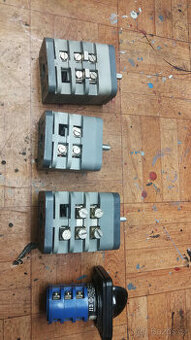 Diody, triaky, spínače, ampérmetry, ledky, odpory.