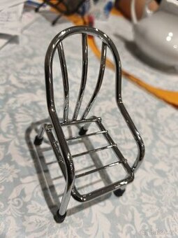 Kovové křesílko stojánek