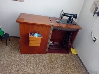 Retro šicí stroj.