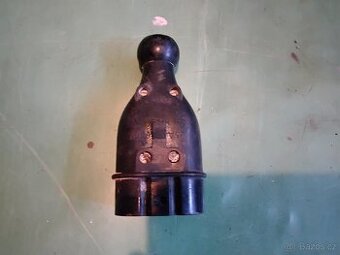 Oválná zásuvka porcelánová 25a