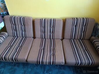 Kuchyňská linka a gauč