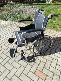 Odlehčený mechanický invalidní vozik nepoužívaný