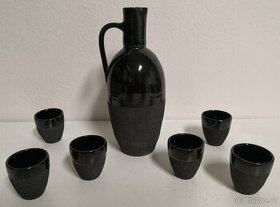 Čierny krčah s poharikmi na pitie súprava ľudová keramika - 1