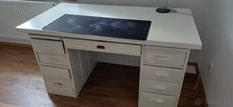 Starožitná skříň a stůl - 1