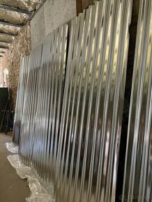 Vlnité plechy dekorace