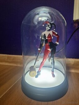 Harley Quinn svítící socha v plastovém displeji