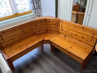Dřevěná lavice se stolem