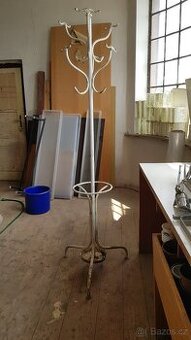 Kovový věšák lékařský