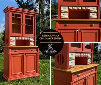 Kredenc v cihlové barvě po renovaci