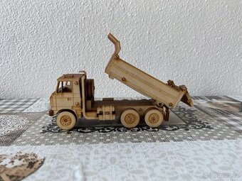 Nový dřevěný model Tatra 815 S3