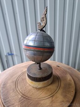 Kovový globus na mramorovém podstavci r. 1948