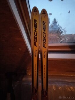 Lyže pánské Fischer včetně přeskáču a hůlek