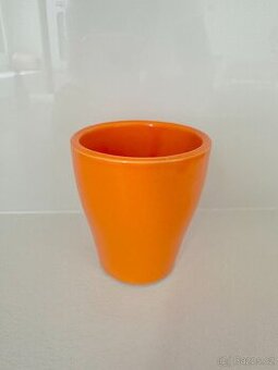 malý oranžový květináček