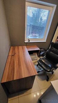 Rohový pracovní stůl