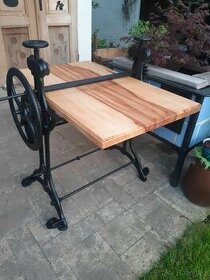 Stůl ze starožitného mandlu