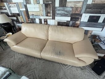 DARUJI koženou sedačku - sedák na jednom místě prodřený