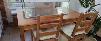 Prodám jídelní sestavu z masivu pro 4 osoby (stůl a židle)