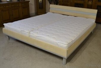 Letiště v moderním stylu s rošty a matracemi.