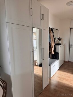 Šatní skříň bílá se zrcadlem PLATSA