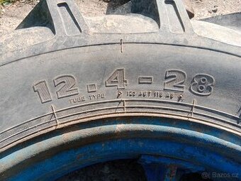 Pneu 12,4-28 + duše