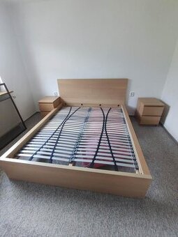 Postel Malm 160x200 + noční stolky Malm