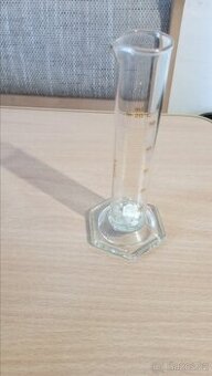 Stará, skleněná odměrka