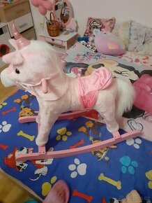 Houpaci hrajici kůň