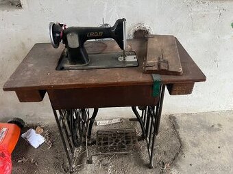 Šicí stroj Lada