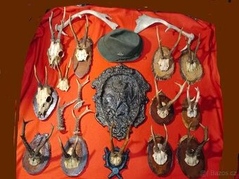 Paroží 18 ks, klobouk s odznakem a masivní kovový obraz