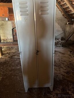 Prodám kovovou šatní skříň – dvoudveřová (více kusů)