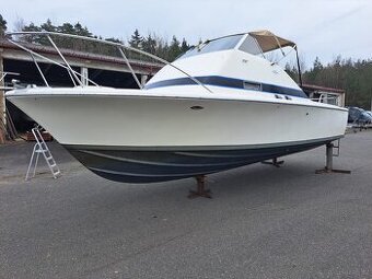 Rybářská loď s kajutou Bertram 25