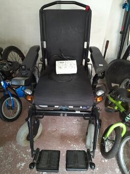 Invalidní elektrický vozík