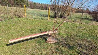 STARÝ PLUH 04 S ČERVENOU KOVOVOU OJÍ A OZDOBNÝM KOVÁNÍM – AN