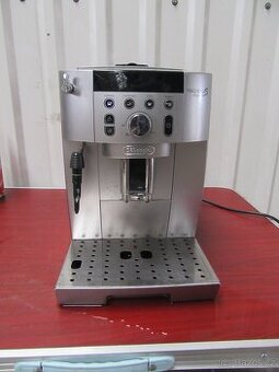 Nabízím kávovar Delongi Magnifica Smart. Nefunkční protéká.