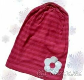 Krásná dívčí trpasličí čepice s kytičkou