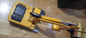 Pásový bagr Caterpillar Brudr